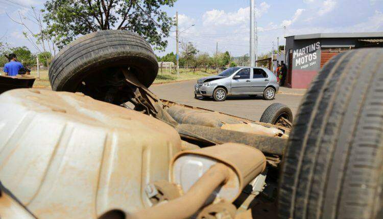 Carro com mulher grávida capota após colidir contra outro que invadiu preferencial