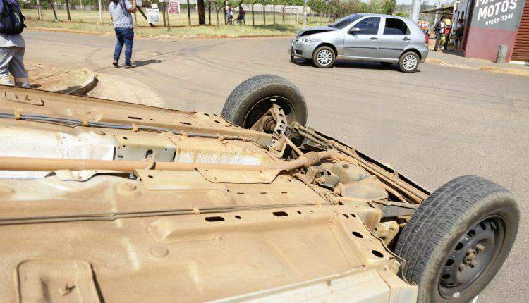 Carro com mulher grávida capota após colidir contra outro que invadiu preferencial