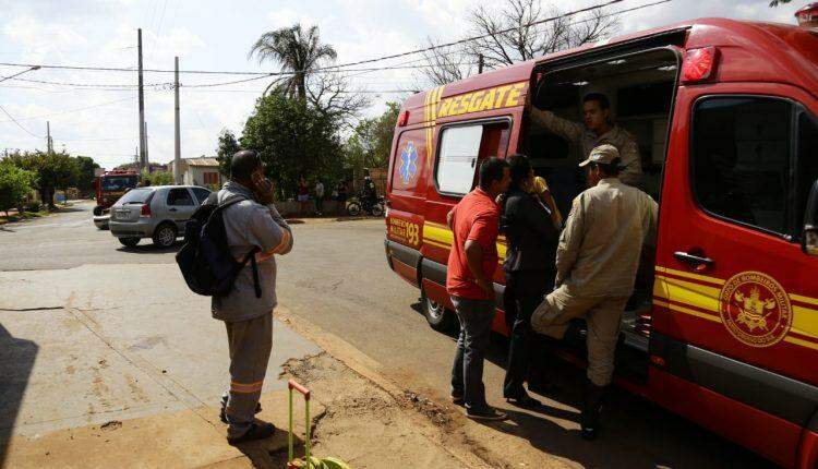 Carro com mulher grávida capota após colidir contra outro que invadiu preferencial