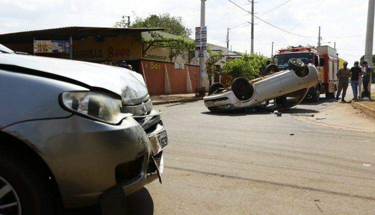 Carro com mulher grávida capota após colidir contra outro que invadiu preferencial