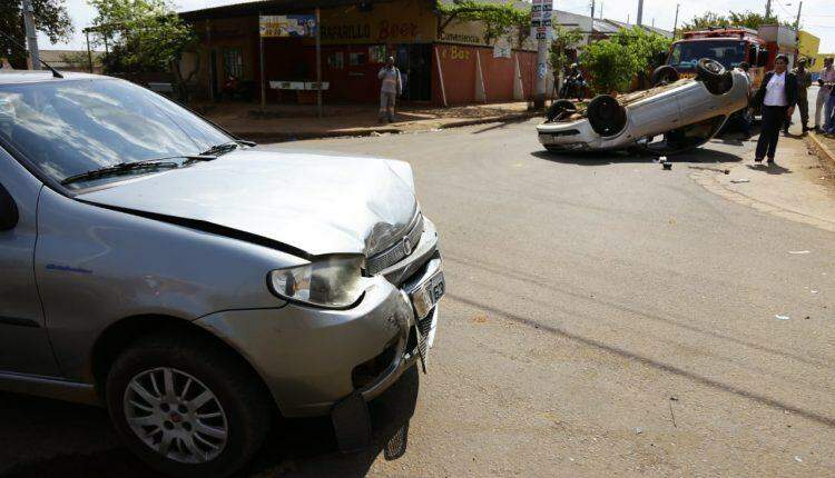 Carro com mulher grávida capota após colidir contra outro que invadiu preferencial