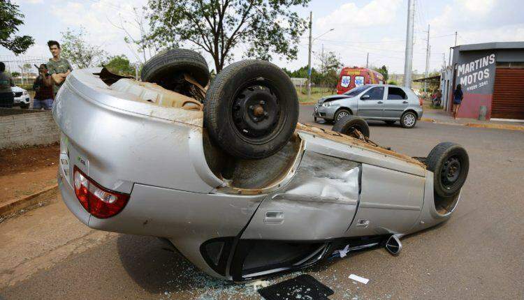 Carro com mulher grávida capota após colidir contra outro que invadiu preferencial