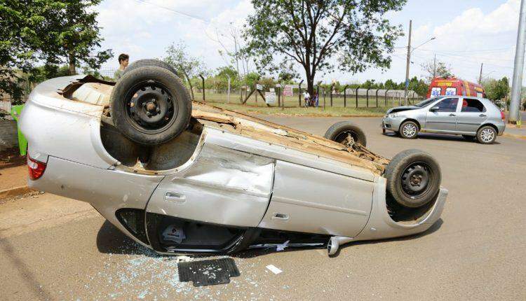 Carro com mulher grávida capota após colidir contra outro que invadiu preferencial