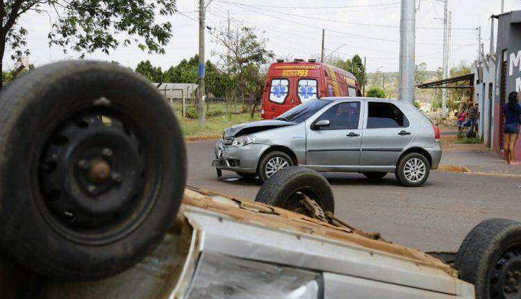 Carro com mulher grávida capota após colidir contra outro que invadiu preferencial