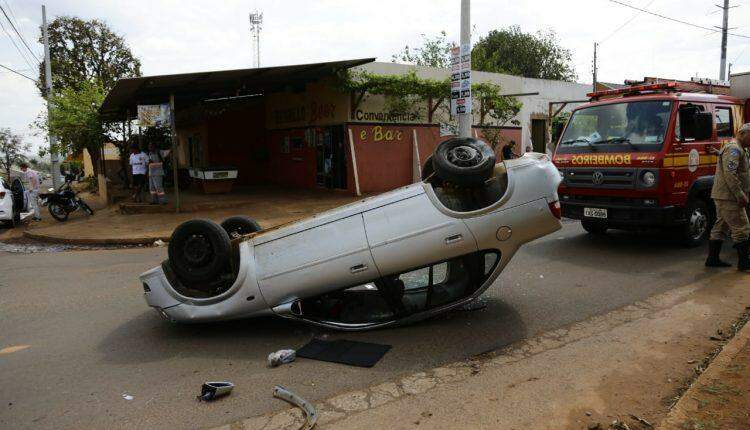 Carro com mulher grávida capota após colidir contra outro que invadiu preferencial