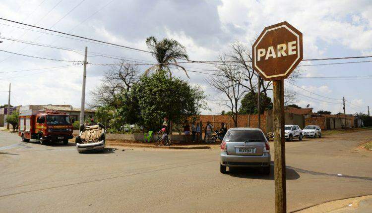 Carro com mulher grávida capota após colidir contra outro que invadiu preferencial