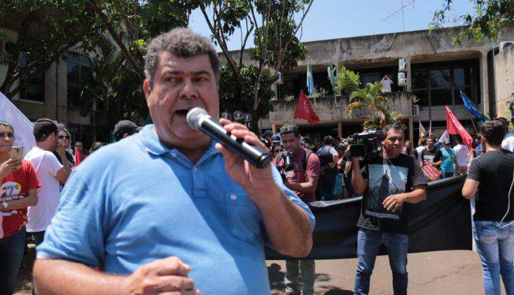 Servidores da educação protestam contra gestão de Reinaldo Azambuja