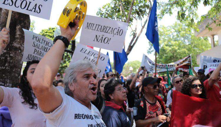 Servidores da educação protestam contra gestão de Reinaldo Azambuja