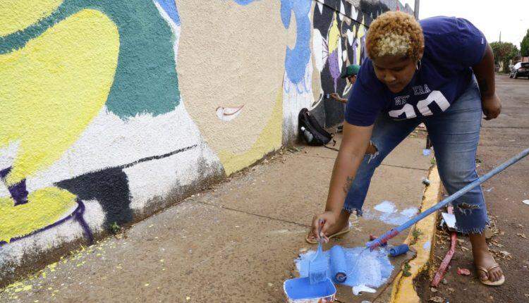 Escola ganha reforma e cor pela mão dos alunos com projeto voluntário