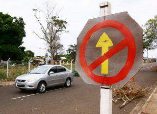 Após atropelamento e placa improvisada, moradores reclamam de descaso no Jardim Imá