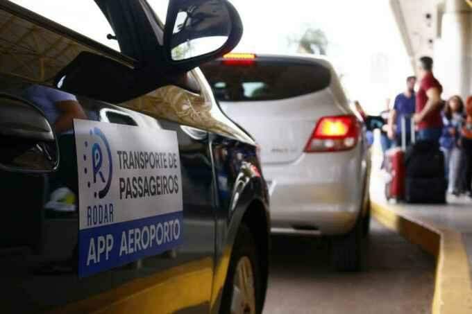 Táxi, Rodar ou aplicativo: 'briga' por clientes continua no aeroporto de Campo Grande