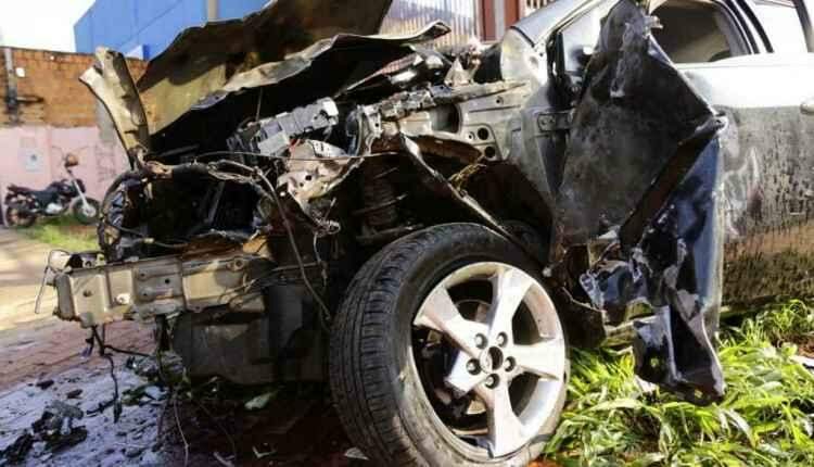 Jovem de 18 anos perde o controle da direção e capota carro na Avenida Ceará