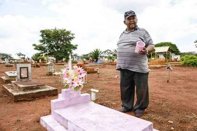 Finados: parentes visitam cemitérios e começam limpeza de túmulos