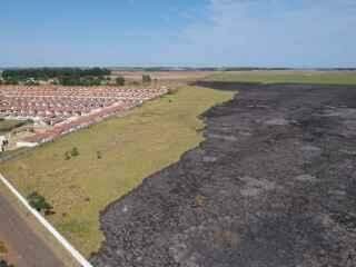 Terreno da Base Aérea volta a pegar fogo e incêndio é controlado por moradores