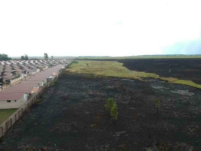 Terreno da Base Aérea volta a pegar fogo e incêndio é controlado por moradores