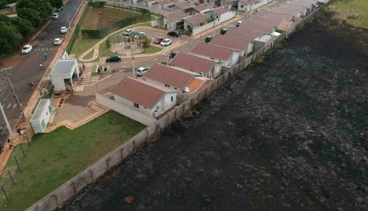 Terreno da Base Aérea volta a pegar fogo e incêndio é controlado por moradores