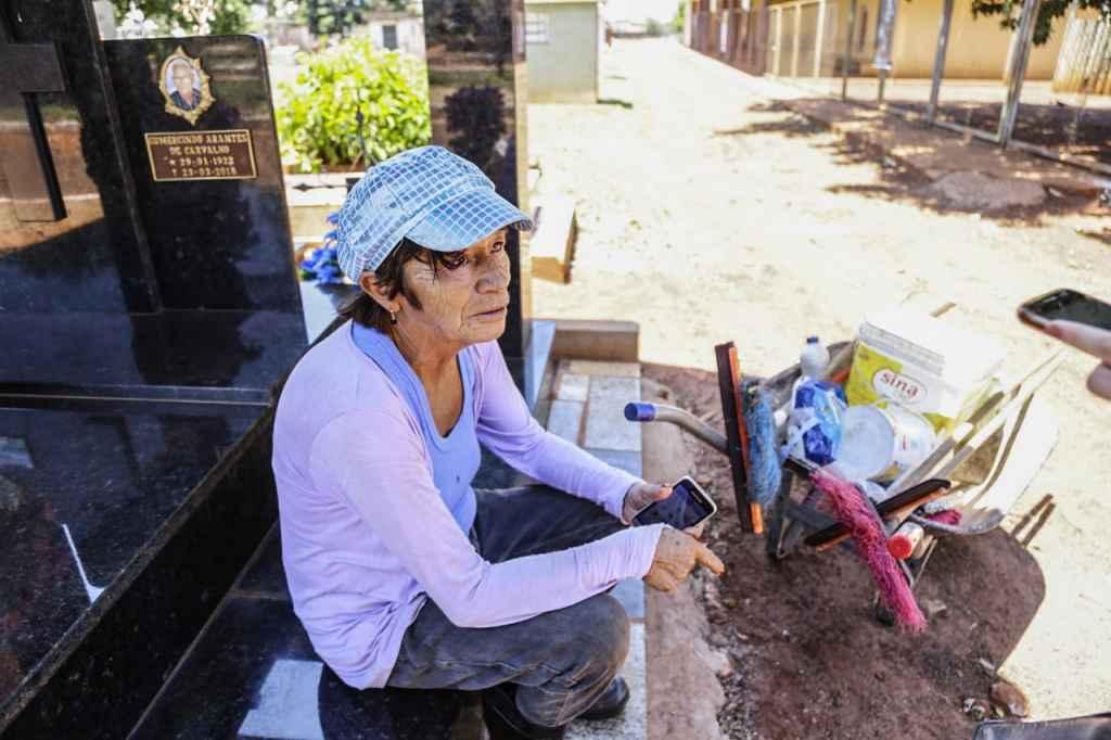 Vendedores de flores já 'guardam lugar' na frente de cemitérios em Campo Grande