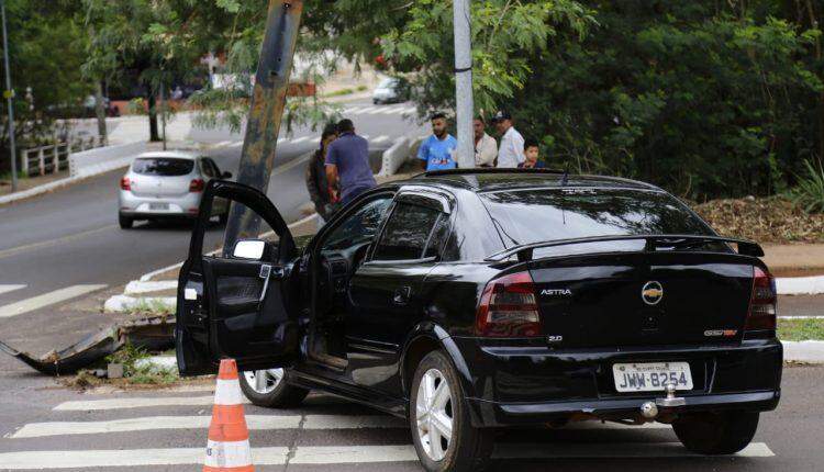 Motorista acerta poste ao tentar desviar de carro para evitar acidente