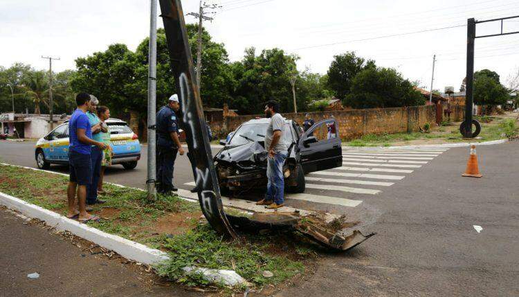 Motorista acerta poste ao tentar desviar de carro para evitar acidente