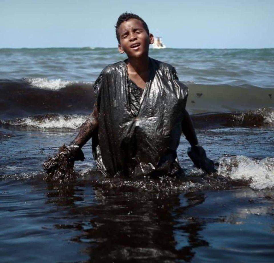 Adolescente fotografado em 'mar de óleo' teve repercussão internacional.