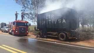 Carro é abandonado em chamas e incêndio atinge até caminhão na MS-359