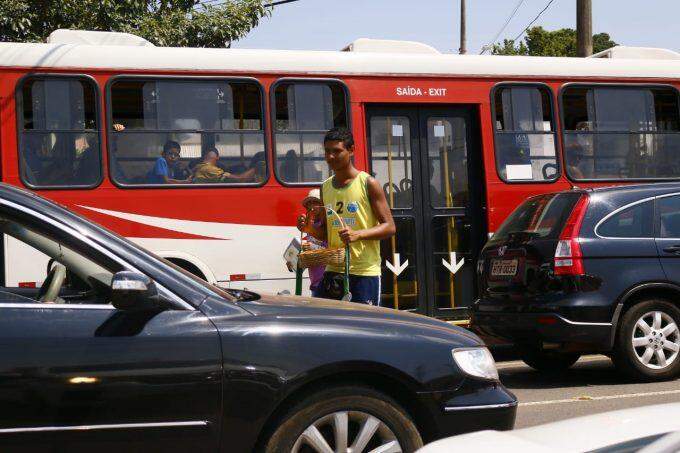 Atleta vende paçoca no semáforo para garantir vaga em time de Minas Gerais