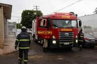 Fiorino pega fogo ao sair de garagem e motoristas ajudam a apagar incêndio