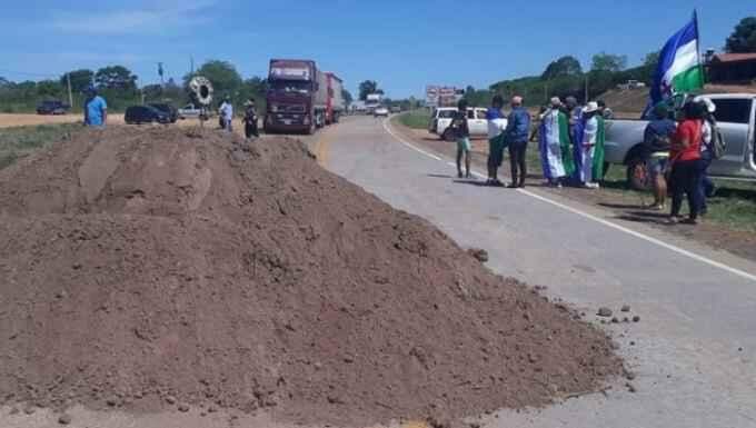 Em protesto após eleição, manifestantes bloqueiam estrada que liga Bolívia a Corumbá