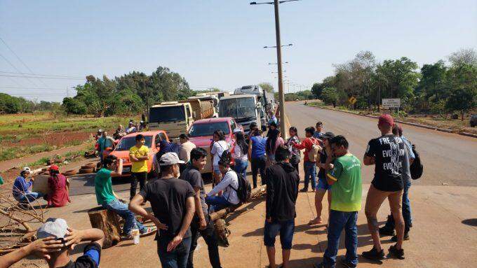 Sem transporte há 1 mês, estudantes e lideranças indígenas fecham MS-156