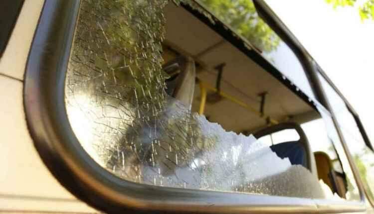 Revoltado, homem apedreja e quebra janelas de dois ônibus no início da manhã