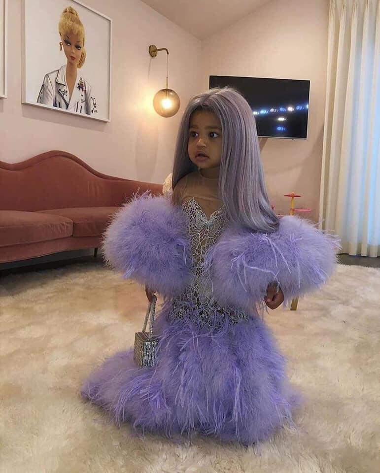 Filha de Kylie Jenner recria visual e surge de “mini Kylie”