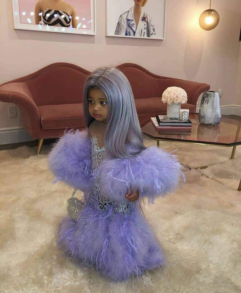 Filha de Kylie Jenner recria visual e surge de “mini Kylie”