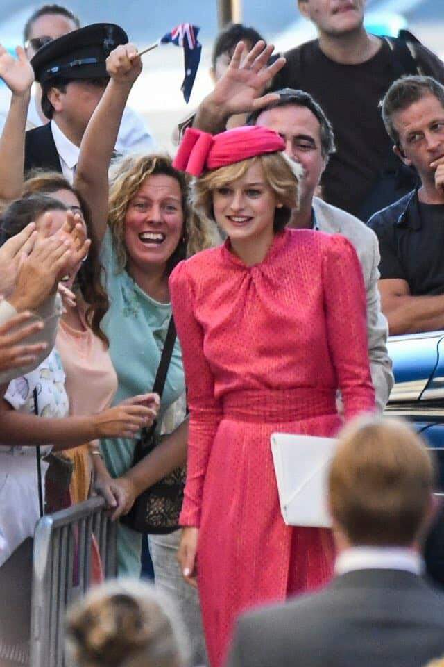 Atriz de "The Crown" aparece idêntica à Princesa Diana nos bastidores do seriado