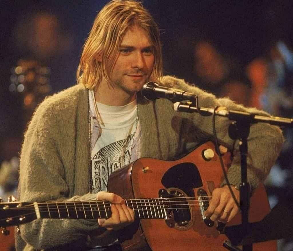 Cardigã usado por Kurt Cobain é leiloado por R$ 1,3 milhão