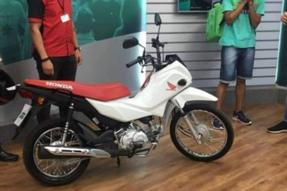 Entregador de comida humilhado por ex-miss ganha moto para trabalhar