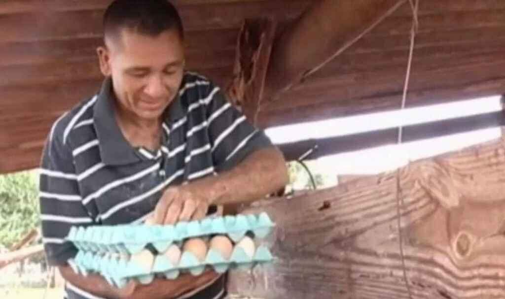 Galinha bota ovo dentro de outro ovo gigante e surpreende criador em Jataí