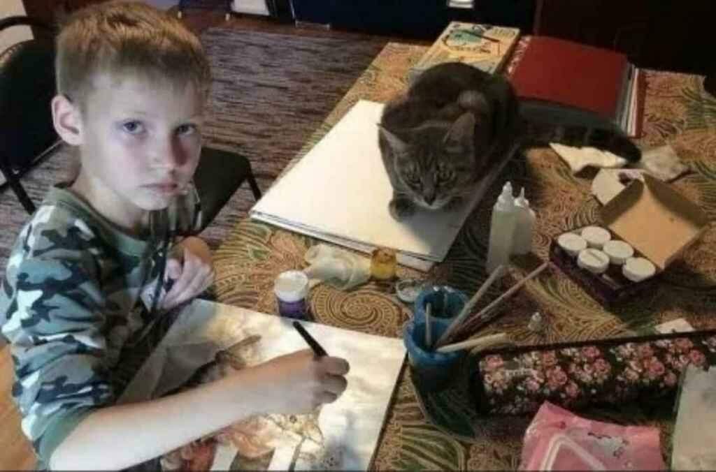 Criança pinta quadros para alimentar cães e gatos de abrigo.
