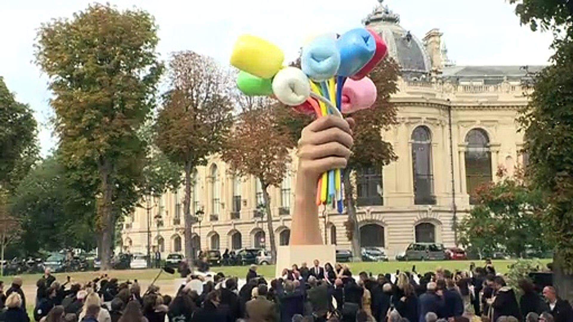 Koons inaugura "Buquê de Tulipas" gigante em homenagem a vítimas dos ataques de 2015 em Paris