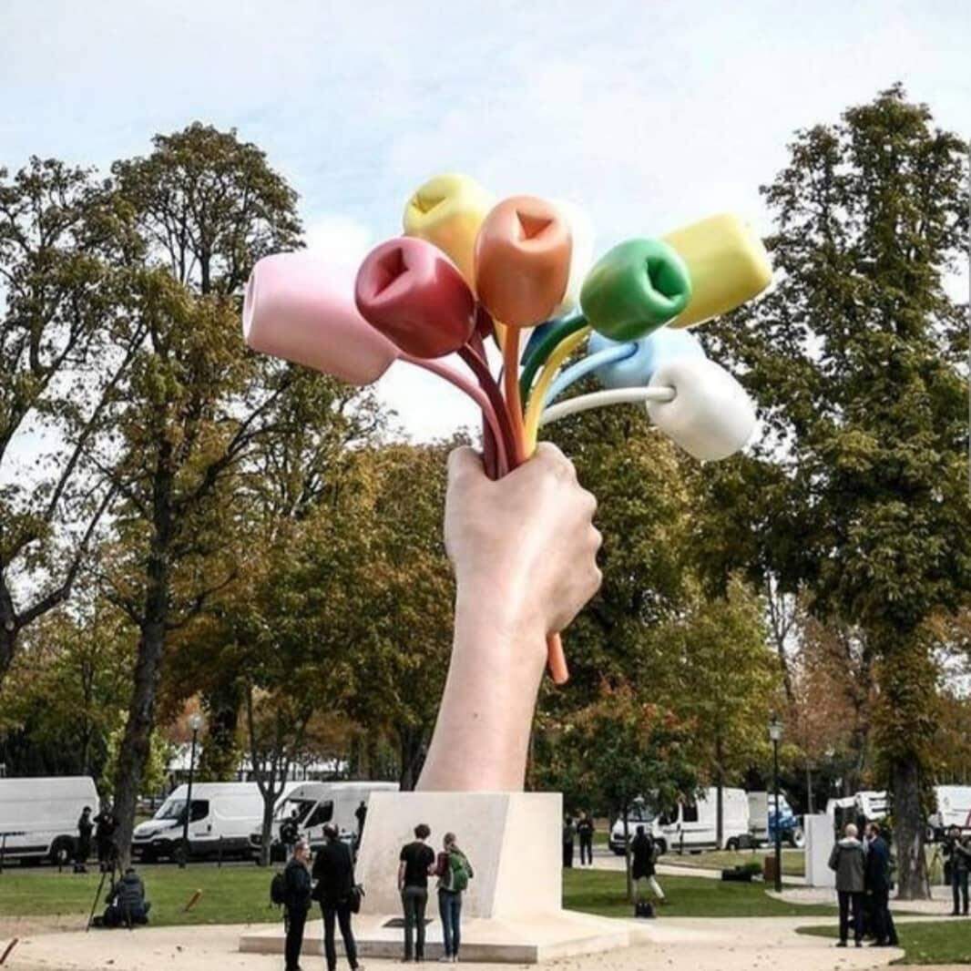 Koons inaugura "Buquê de Tulipas" gigante em homenagem a vítimas dos ataques de 2015 em Paris