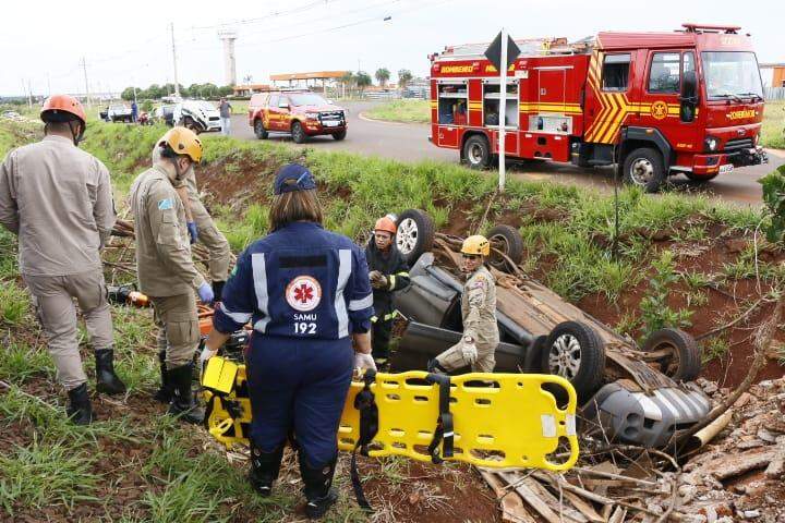 Motorista sai para trabalhar, perde o controle da direção e carro cai dentro de vala