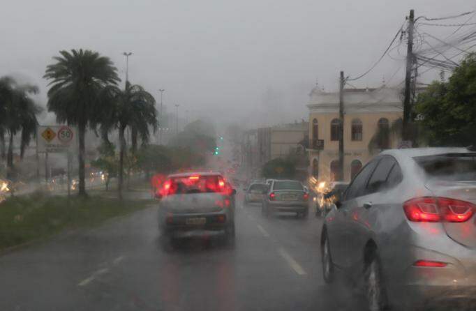 Chuva ameniza calorão e tempestade atinge vários bairros da Capital