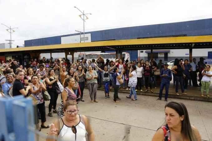 FOTOS: Veja imagens do protesto de mulheres no Terminal Morenão por atrasos