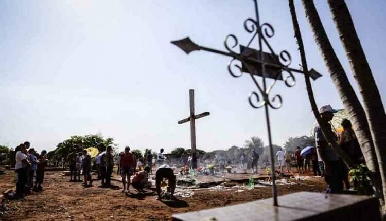 Saudades e renda extra: cemitérios têm início de Finados tranquilo na Capital