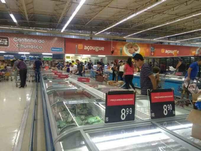 Clientes aproveitam descontos do Walmart para fechar loja em Campo Grande