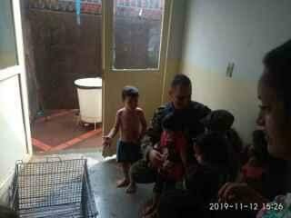 Polícia Ambiental resgata lagarto que invadiu escola infantil em Campo Grande