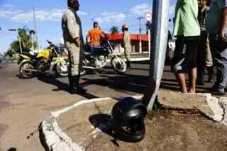 Motociclista deixa garrafa de pinga em acidente na Manoel da Costa Lima