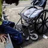 Durante operação da PM, morador de rua ganha cadeira de rodas nova