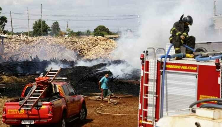 VÍDEO: Incêndio em madeireira atinge áreas e 42 mil litros de água já foram usados