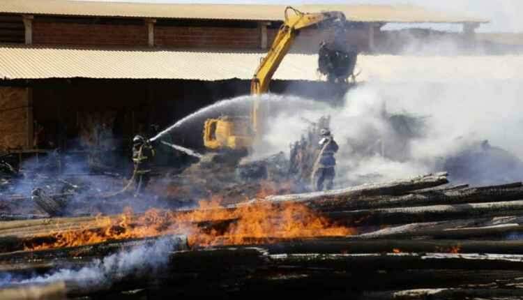 VÍDEO: Incêndio em madeireira atinge áreas e 42 mil litros de água já foram usados
