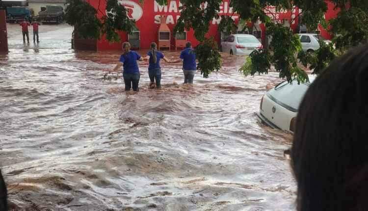 VÍDEO: Tempestade deixa ruas alagadas e arrasta carros em MS